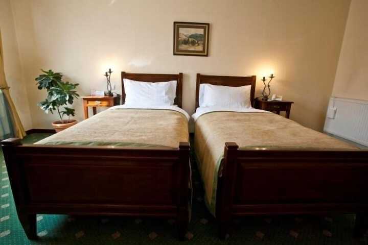 Room 10 of 20
