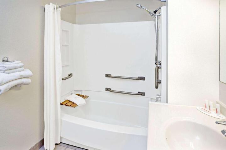 1 Queen Bed (3 of 13)