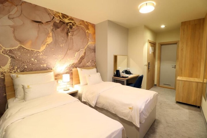 Room 8 of 24