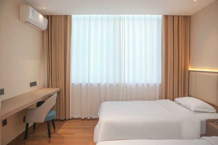 Room 12 of 30
