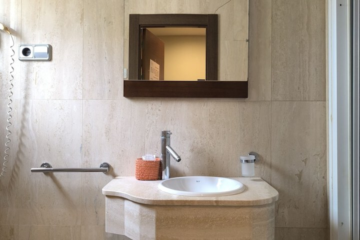 Room 10 of 19