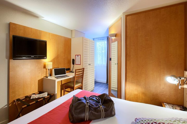 Room 10 of 32