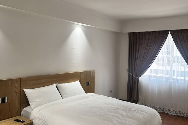Room 3 of 33