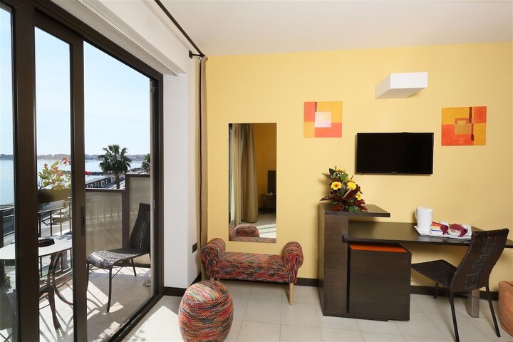 Room 28 of 63