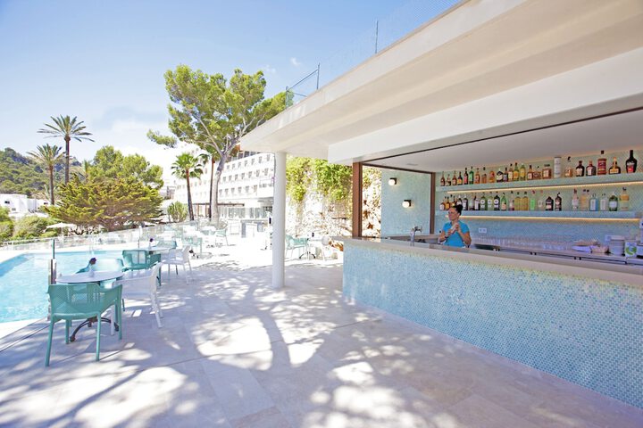 Hotel with Pool
