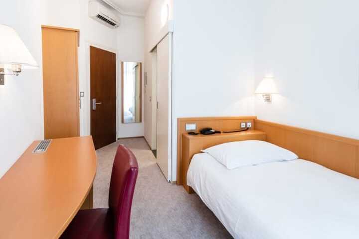 Room 27 of 52