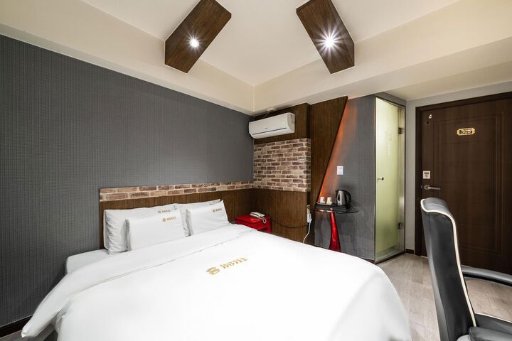 Room 34 of 37