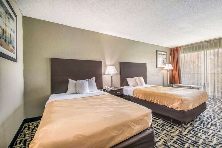 2 Double Beds (16 of 17)