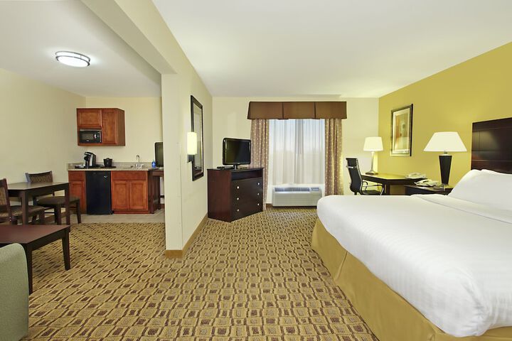1 King Bed (3 of 6)