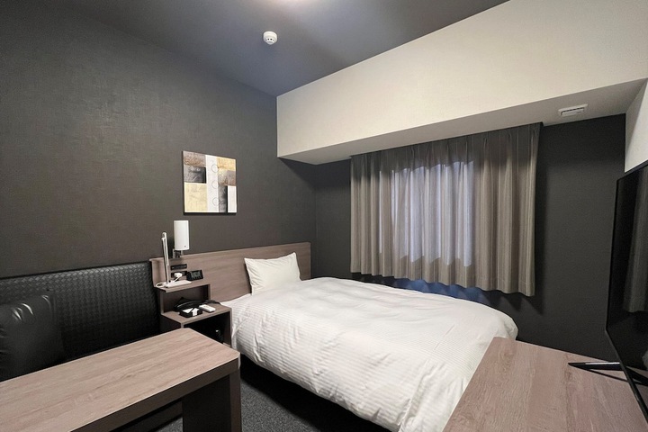 Room 3 of 28