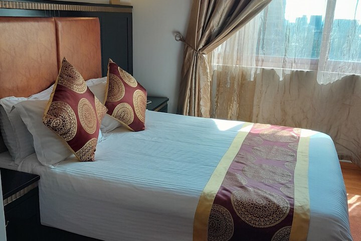 Room 4 of 9