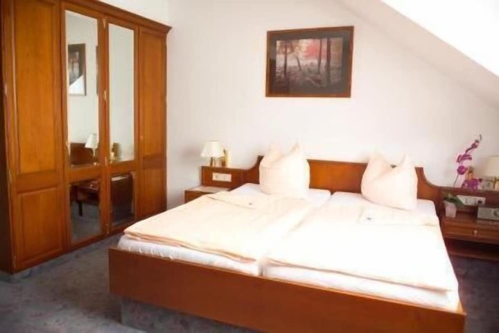 Room 10 of 36