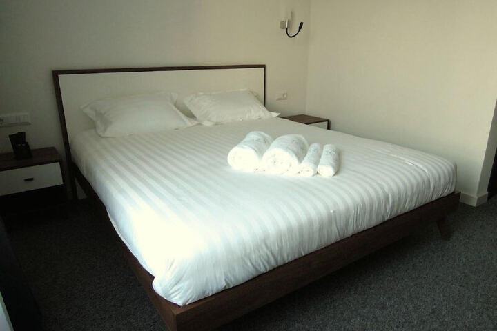 Room 4 of 9
