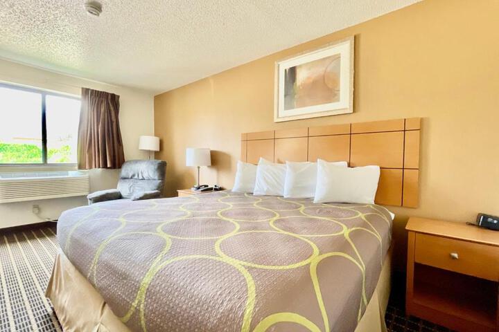 1 Queen Bed (5 of 7)