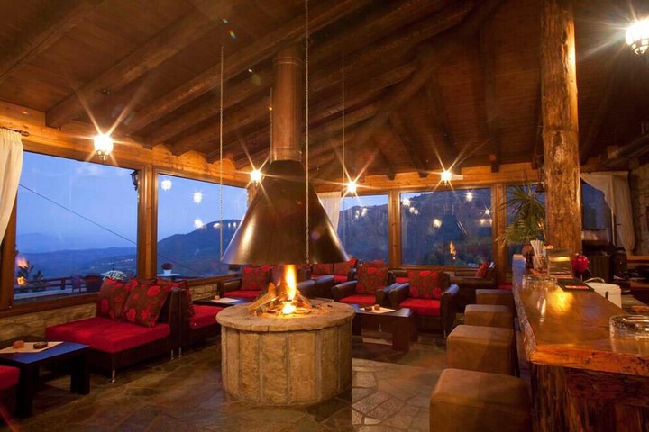 Lounge 50 of 61