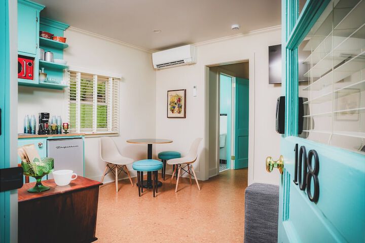 Room 4 of 102