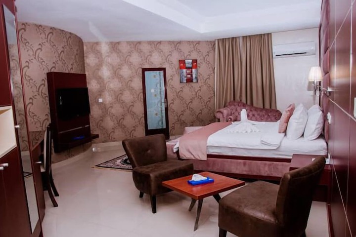 Room 10 of 42