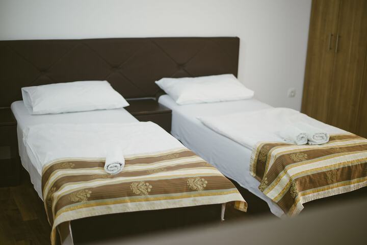 Room 33 of 103