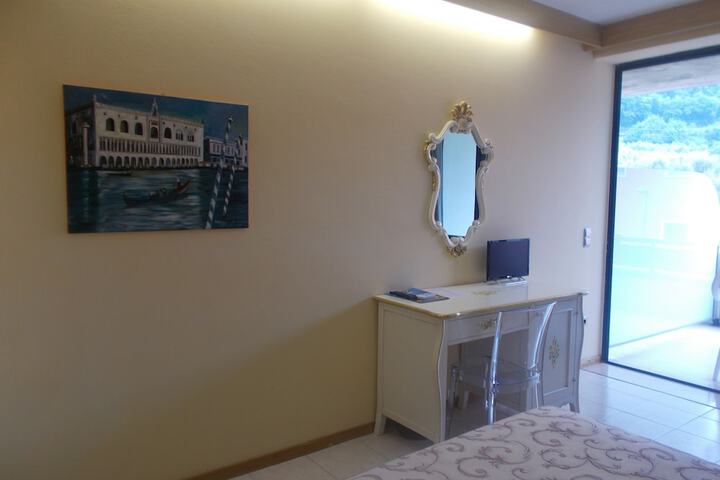 Room 6 of 34