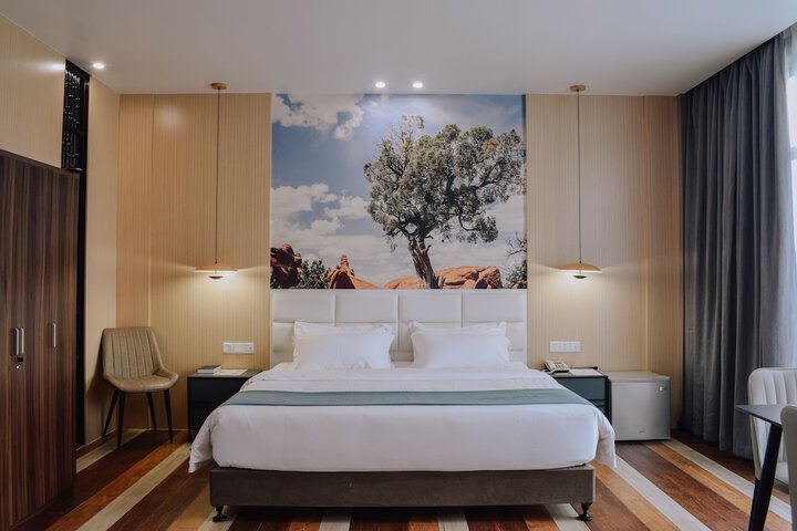 Room 11 of 28