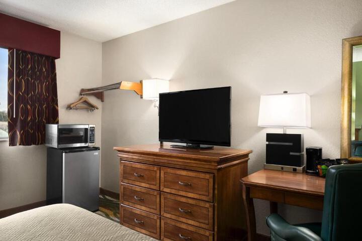 1 Queen Bed (5 of 22)