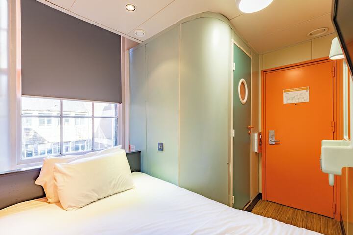 Room 32 of 47
