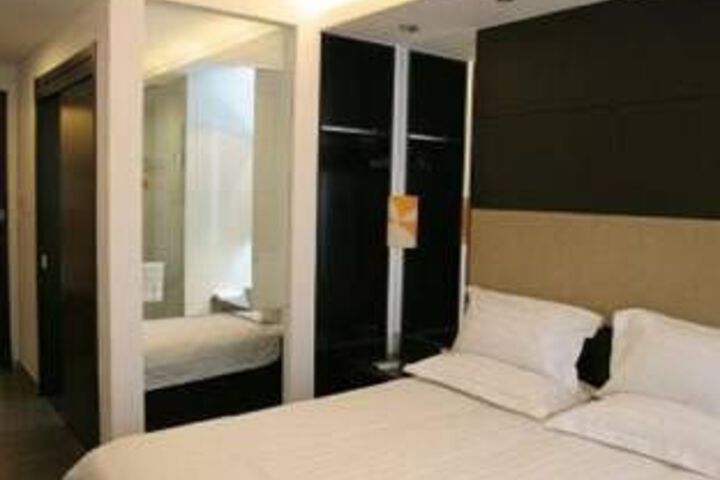 Room 6 of 11