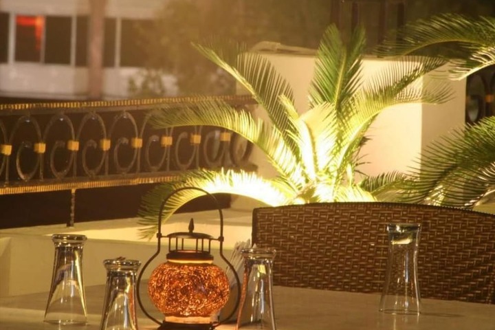 Dining 2 of 6