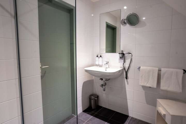 Room 60 of 174