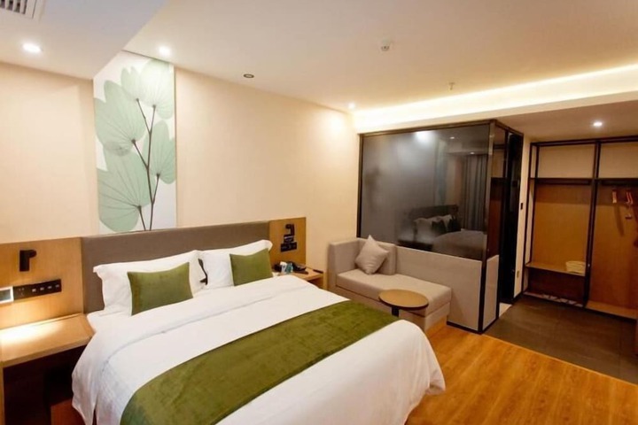 Room 27 of 43