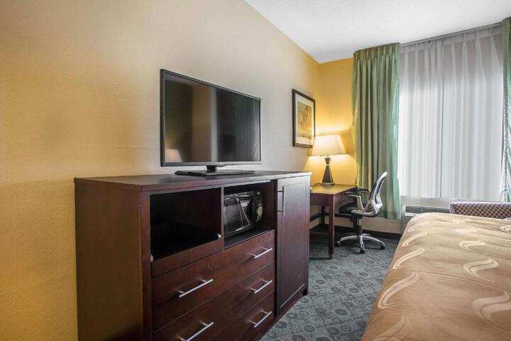 1 King Bed Efficiency (3 of 10)