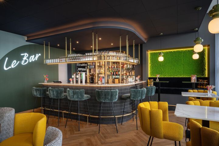 Lounge 41 of 54