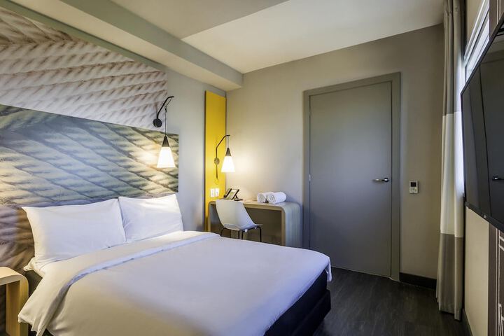 Room 7 of 33