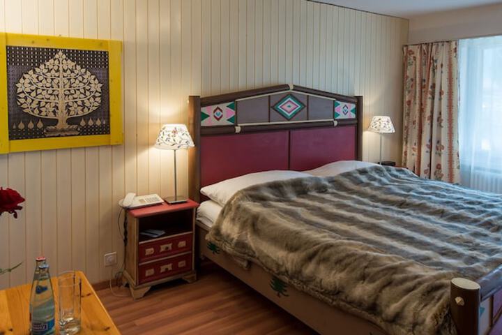 Room 8 of 99