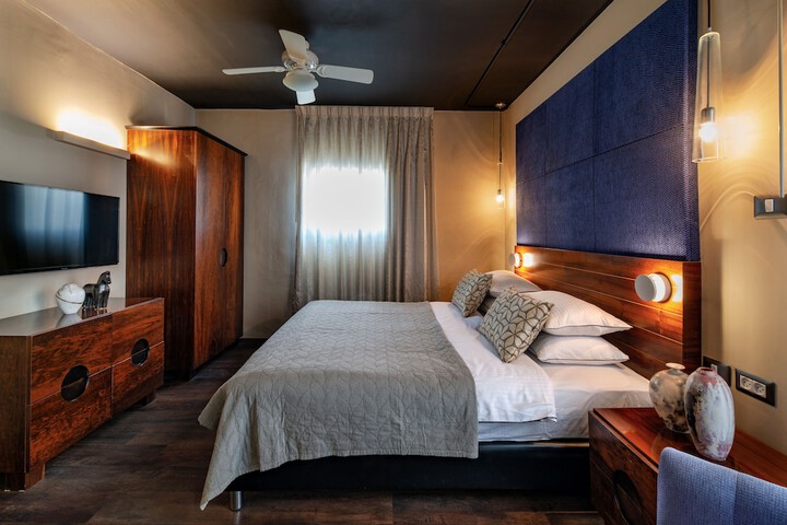 Room 13 of 65