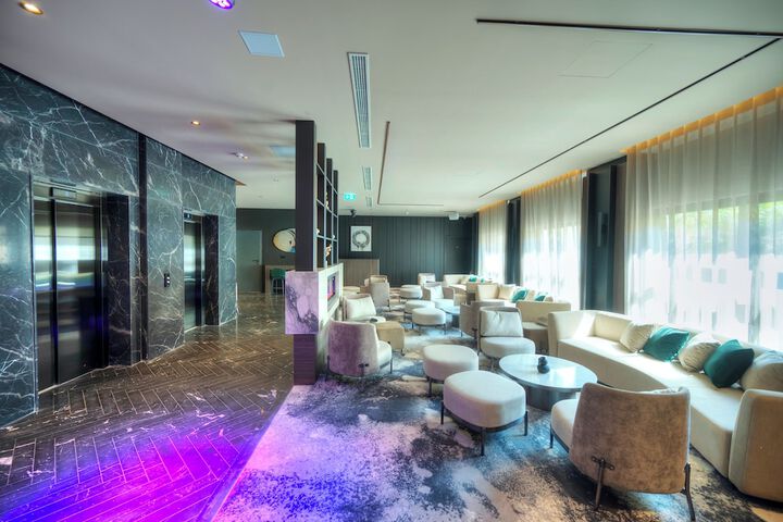 Lounge 66 of 71