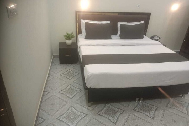 Room 9 of 14