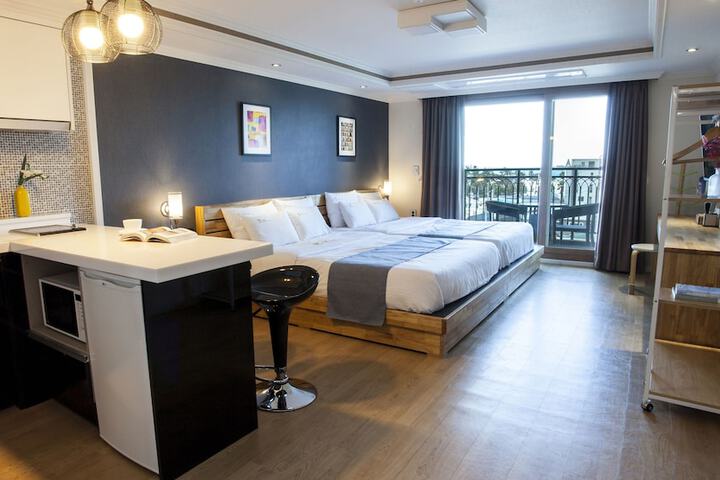 Room 6 of 33