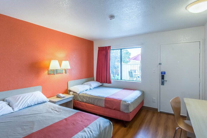 Room 10 of 25