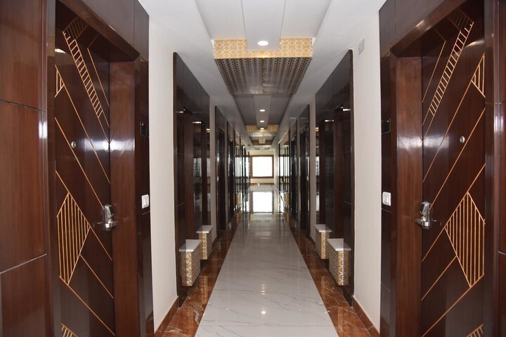 Ballroom/Hall 72 of 77