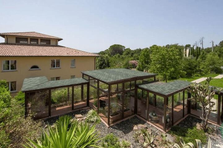 Hotel Exterior 15 of 22