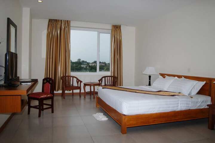 Room 10 of 28