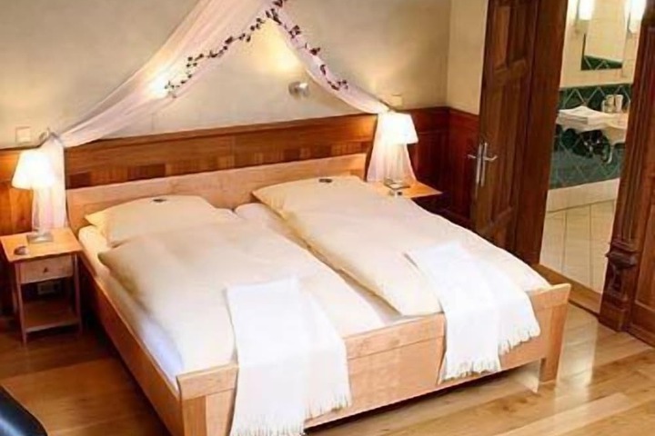 Room 3 of 34
