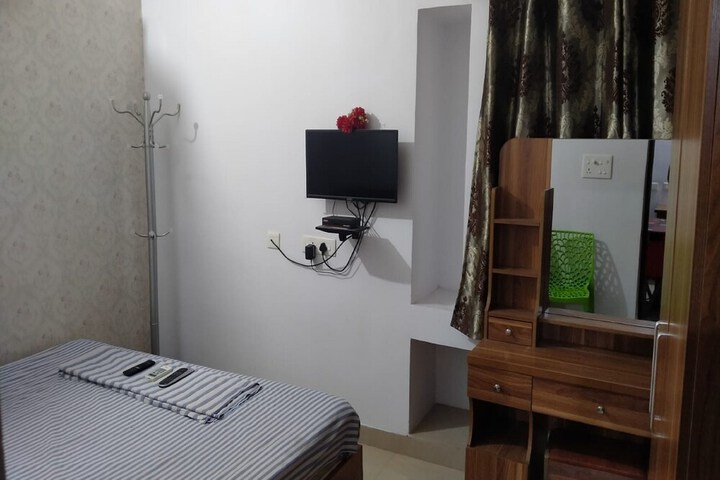 Room 5 of 14