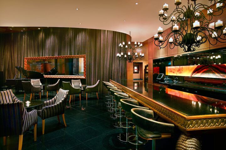 Lounge 62 of 76