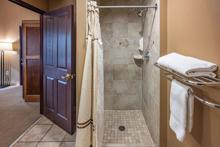 2 Queen Beds Mobility Accessible Villa Golf View (26 of 68)