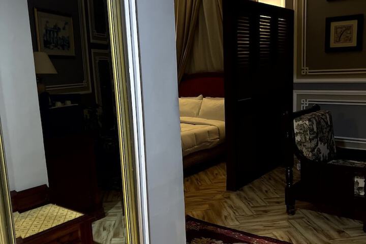 Room 10 of 24