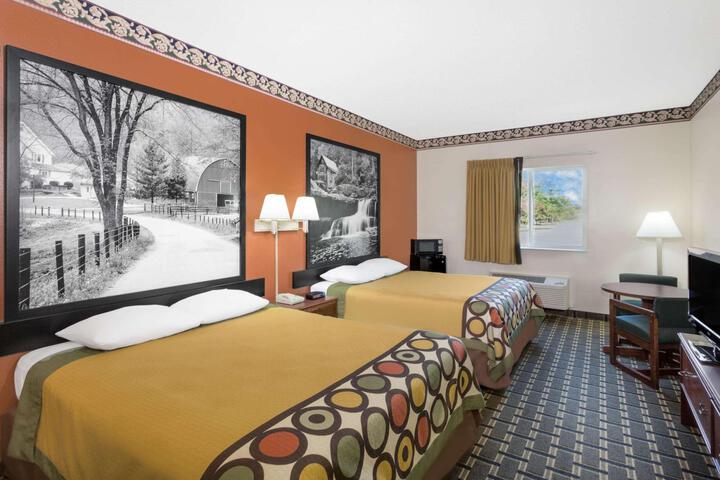 1 Queen Bed (8 of 10)