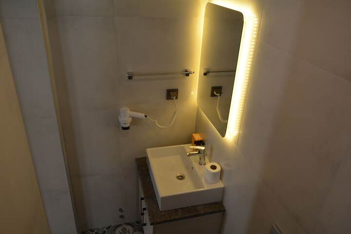 Room 32 of 63