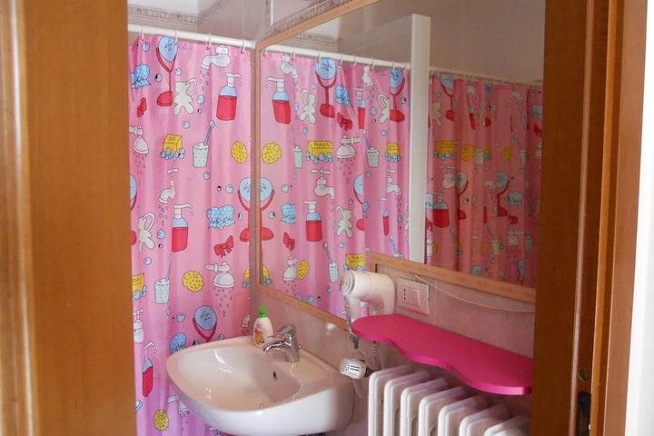 Room 6 of 16